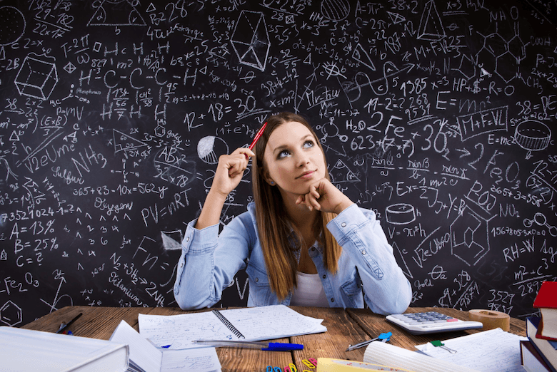 Frau hat viele Gedanken im Kopf Magnesium fuer Fokus und Konzentration