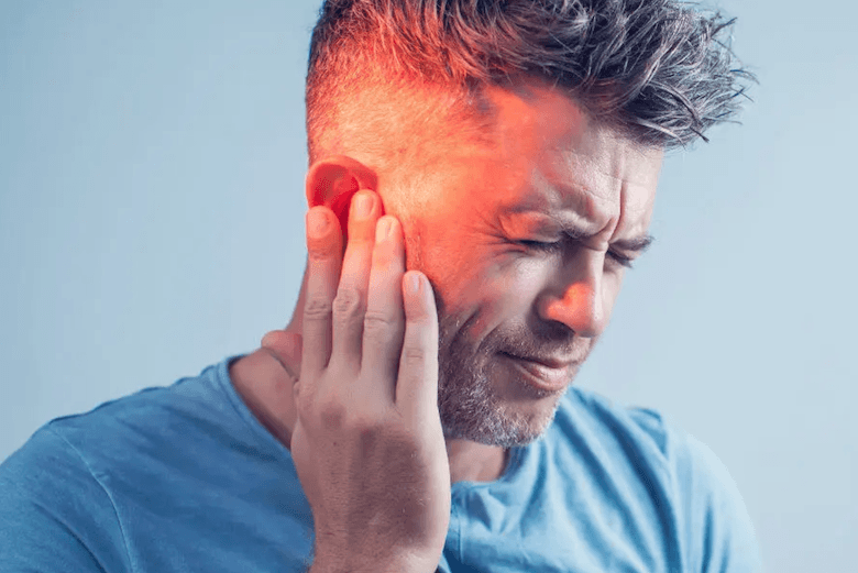 Mann mit Tinnitus Magnesium bei Tinnitus